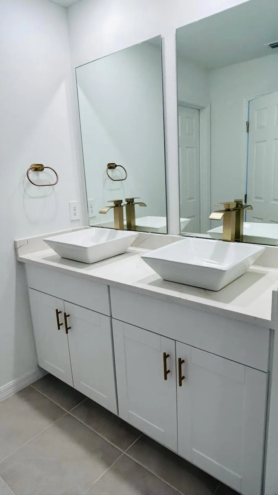 Double vanity top with two square vessel sinks